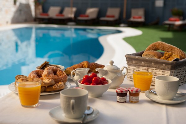 Breakfast served by the central pool