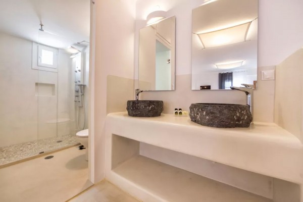Modern bathroom desing in our Luxury Suite