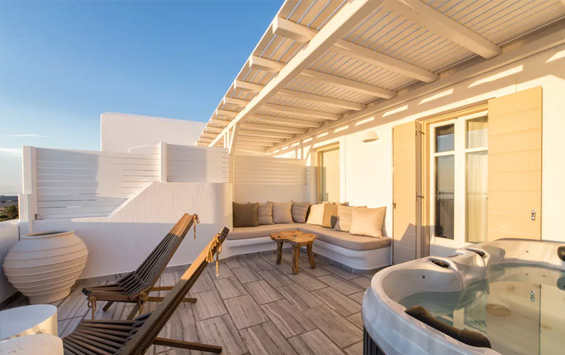 The balcony with the jacuzzi of the Deluxe Suite with Sea View and Outdoor Jacuzzi / Paros alberghi, Paros albergo, Paros camera