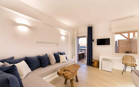 Το καθιστικό της Deluxe Suite με θέα στην θάλασσα, ιδιωτική πισίνα και εξωτερικό τζακούζι / Paros, studios, jacuzzi suites,  Utopia private pool suites