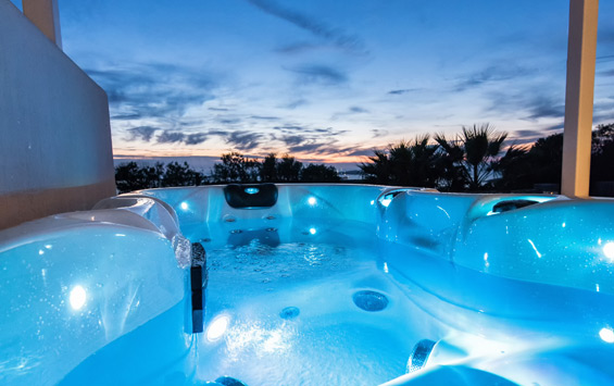 Le jacuzzi d'une suite de luxe avec vue sur la mer et jacuzzi extérieur / Paros, appartements, Parikia, villas