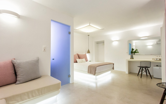 Το εσωτερικό της Superior Suite με θέα στη θάλασσα και εξωτερικό τζακούζι / Paros, Paros hotels, suites, accommodation,   Paros Utopia suites