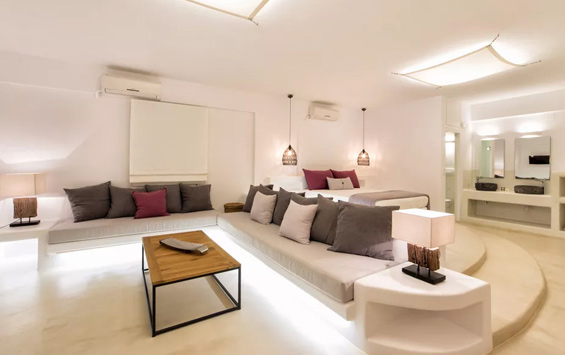 Το καθιστικό και το κρεβάτι της Luxury suite / Paros, rooms, Greece, Utopia private pool suites