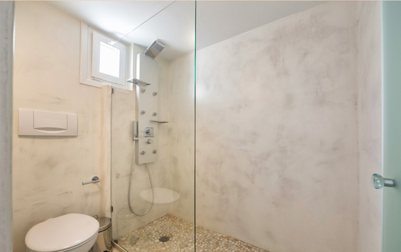 La salle de bain de la Suite de Luxe avec Vue Mer et Jacuzzi Intérieur / Paros, Paros hôtels, suites, hébergement